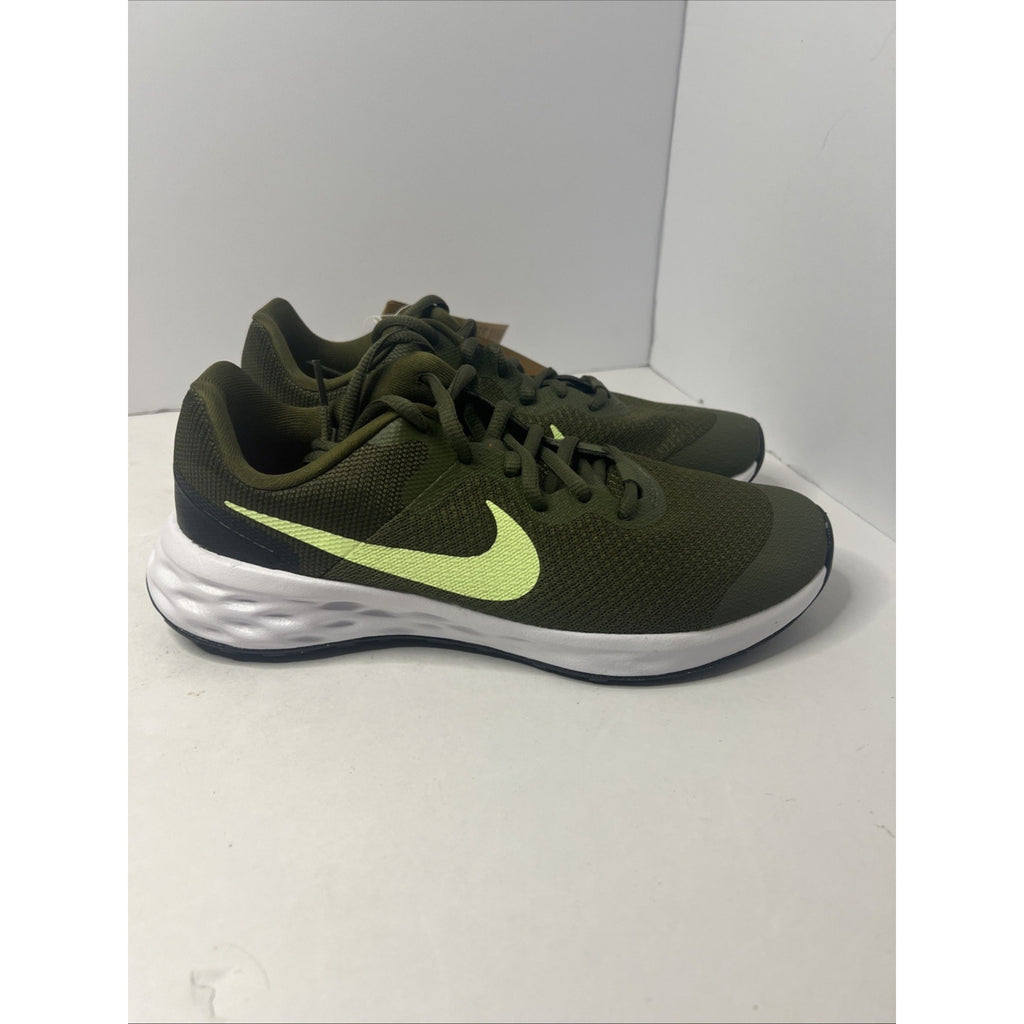 Size 6y - Nike Revolution