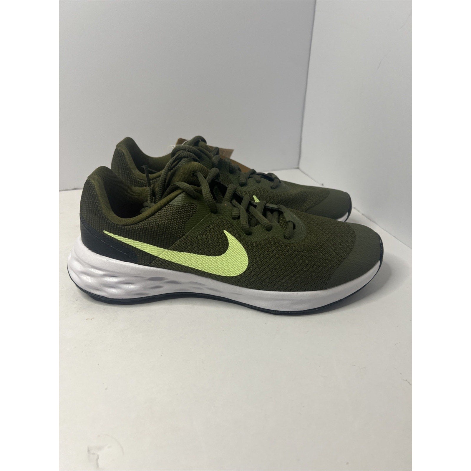 Size 6y - Nike Revolution