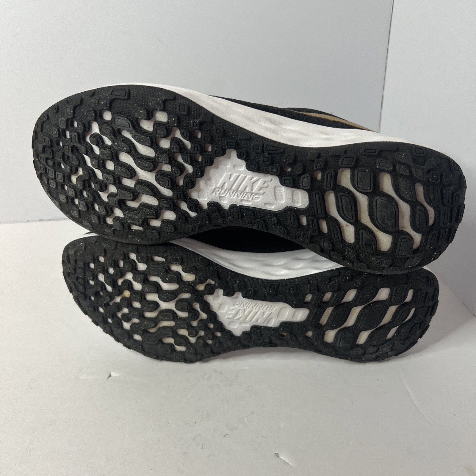 Size 7y - Nike Runner Black And Gold