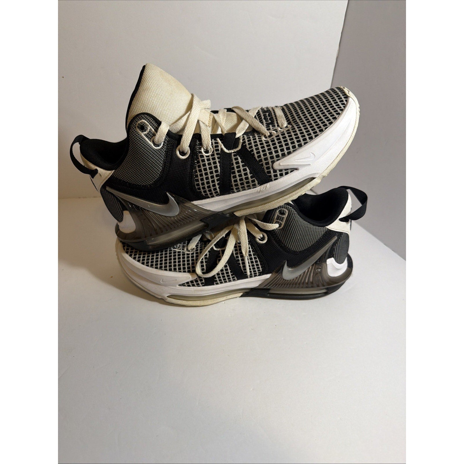 Size 8.5 - Nike LeBron Witness 7 White Black