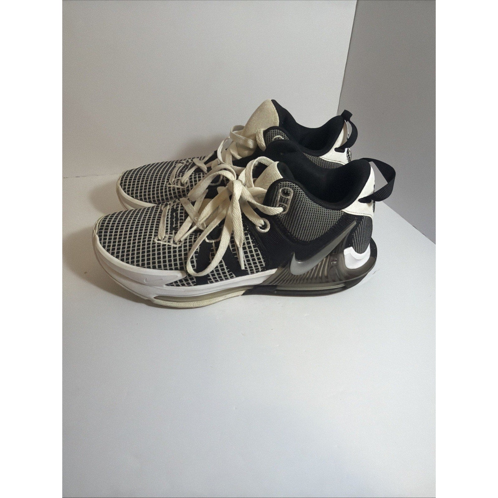 Size 8.5 - Nike LeBron Witness 7 White Black