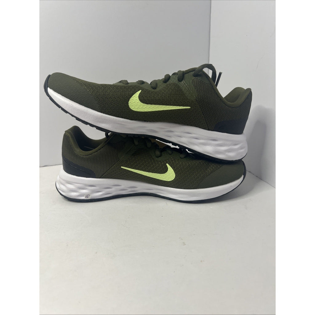Size 6y - Nike Revolution