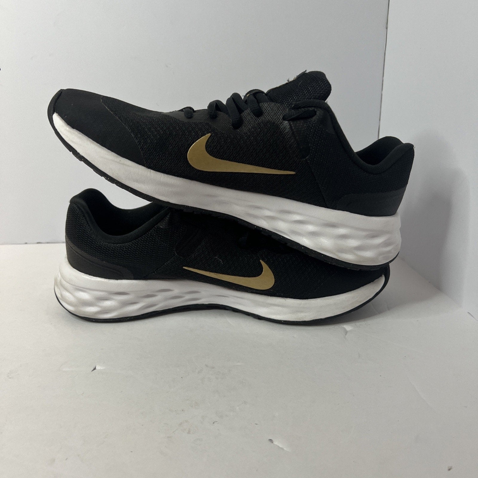 Size 7y - Nike Runner Black And Gold