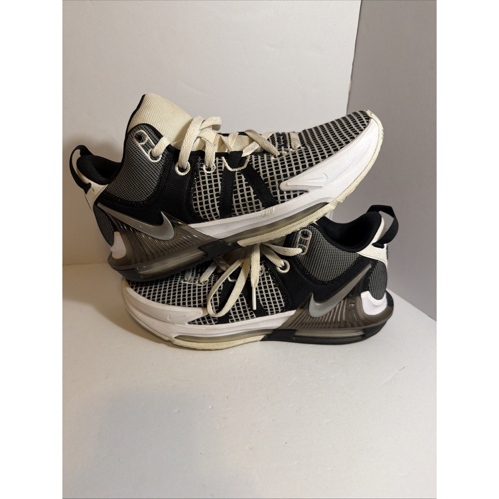 Size 8.5 - Nike LeBron Witness 7 White Black