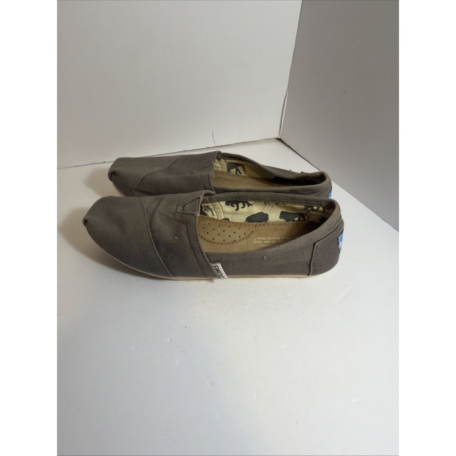 Size 6 Women’s - Toms