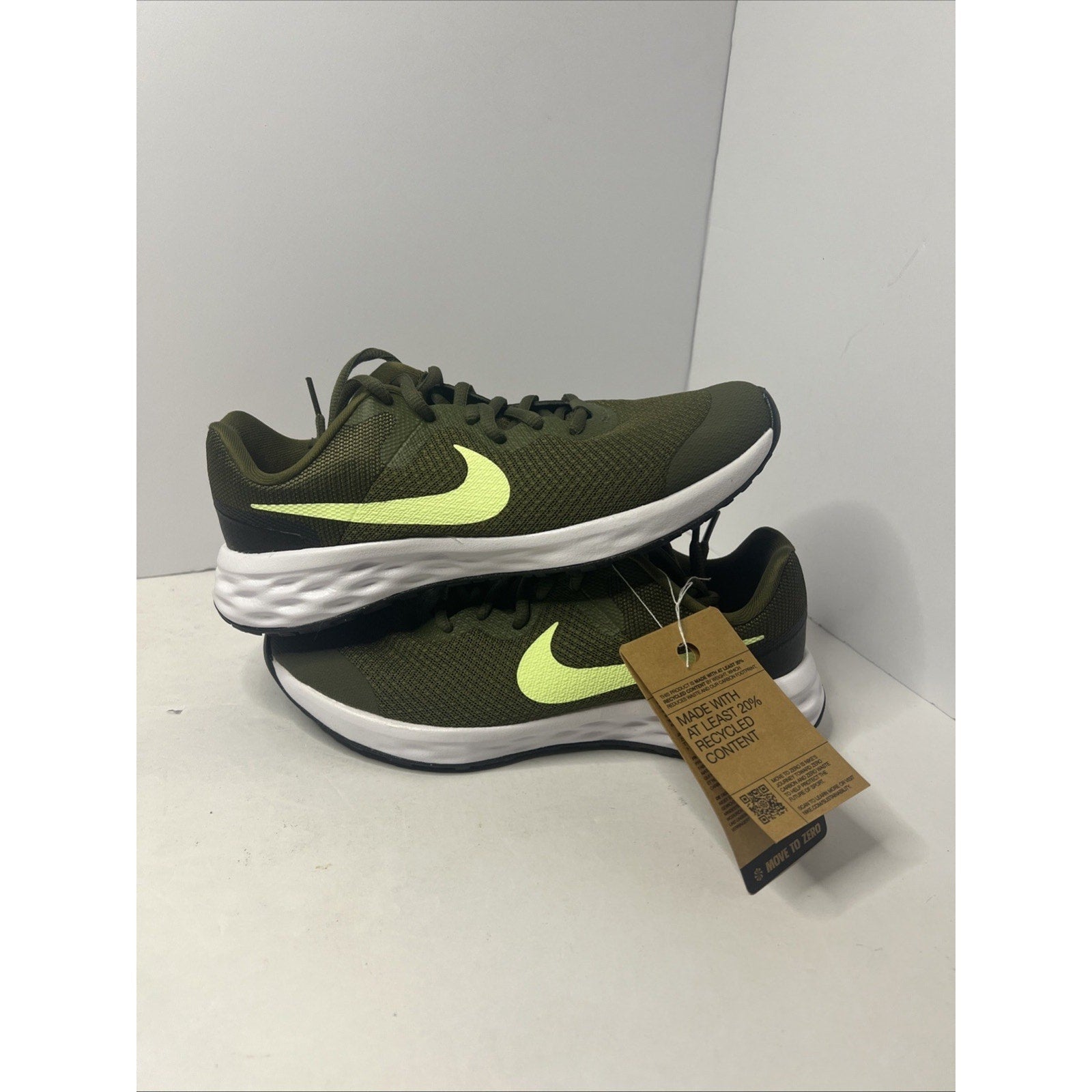 Size 6y - Nike Revolution