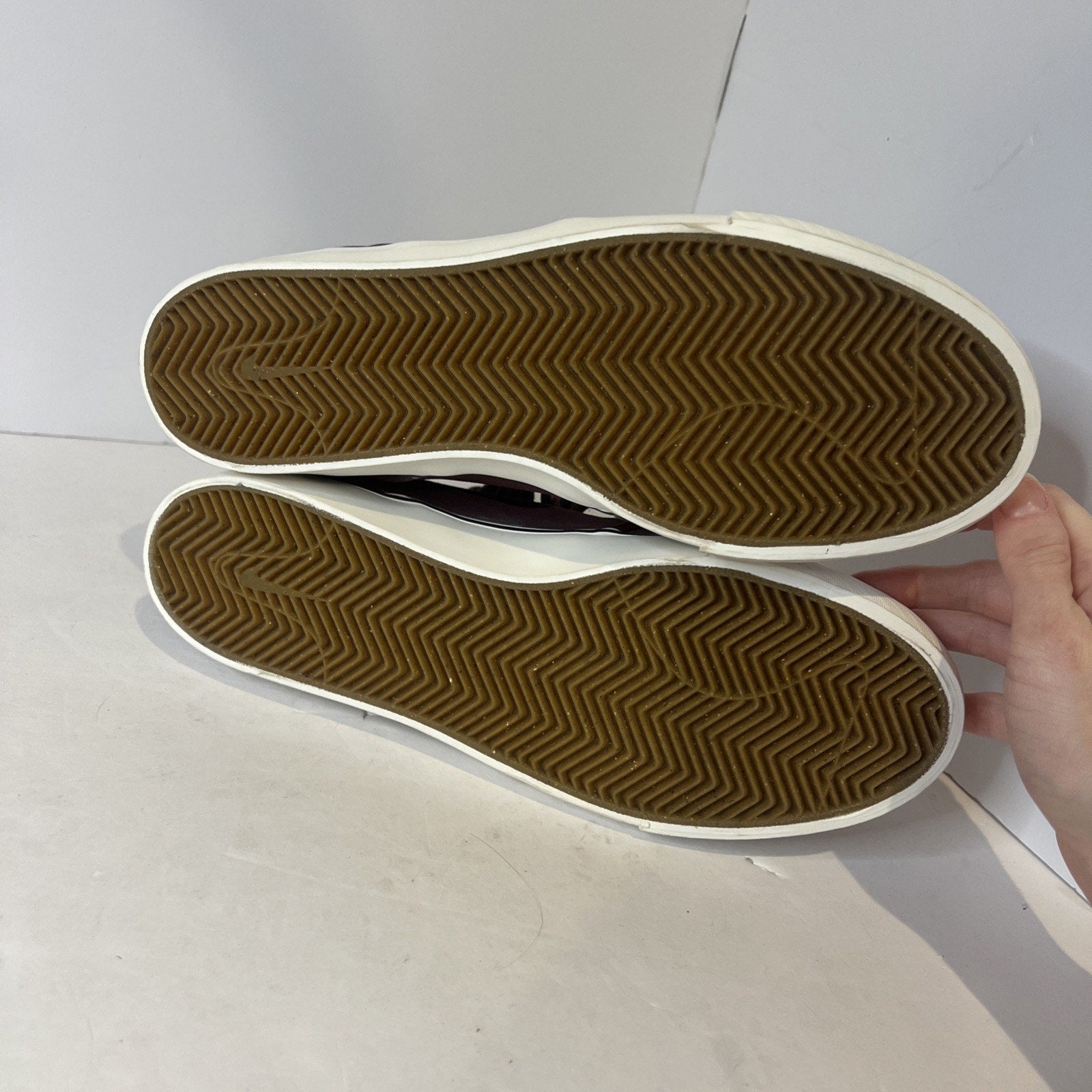 Size 7Y - Nike SB Janoski Wine