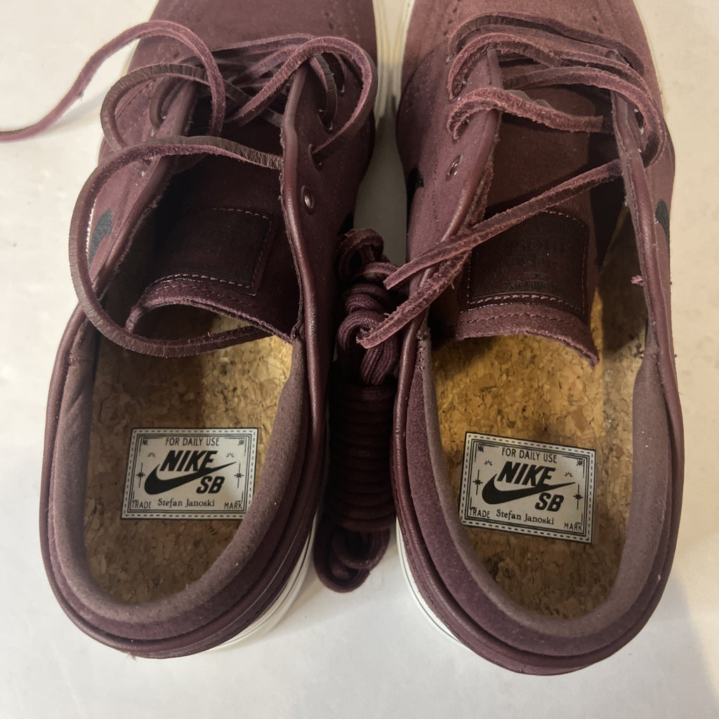Size 7Y - Nike SB Janoski Wine