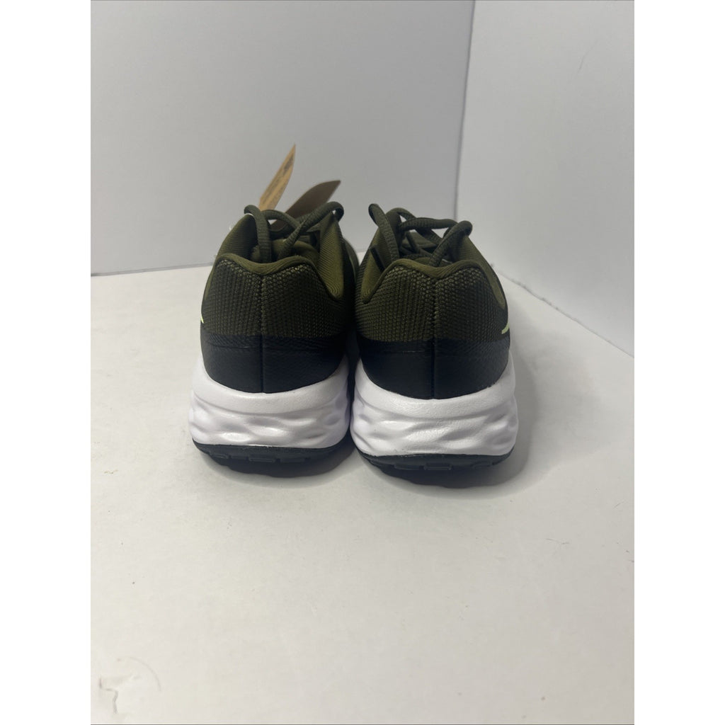 Size 6y - Nike Revolution