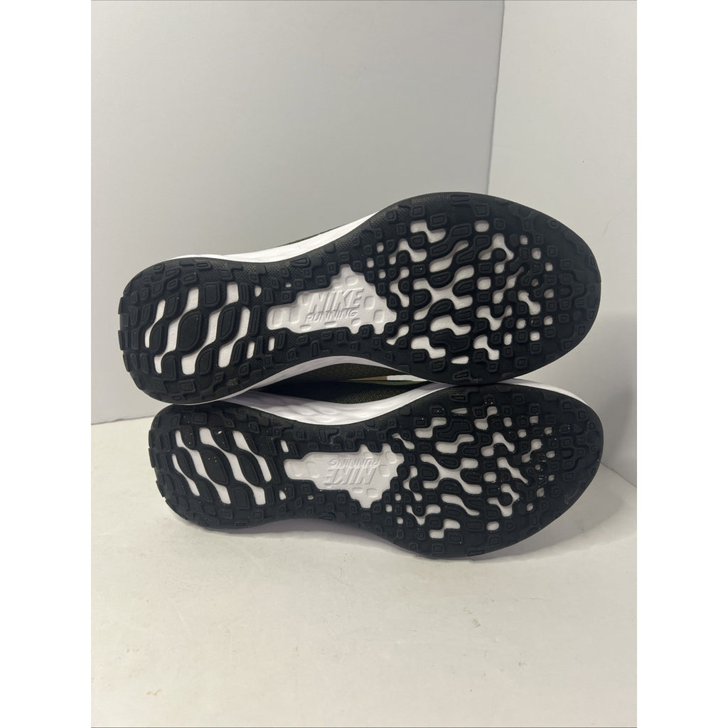 Size 6y - Nike Revolution